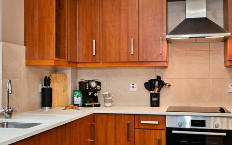 The Kiln: Gabinetes, Aparato De Cocina, Cocina, Mostrador, Mueble, Madera, Electrodoméstico, Alacena, Piso, Cajón