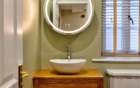 The Kiln: Lavabo Del Baño, Diseño De Interiores, Espejo, Arreglo De Tubería, Lavabo, Grifo, Baño, Piso, Mueble De Baño, Plomería