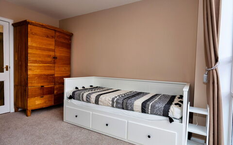 The Kiln: Mueble, Diseño De Interiores, Pared, Suelo, Piso, Cama, Madera, Habitación, Habitación, Textil