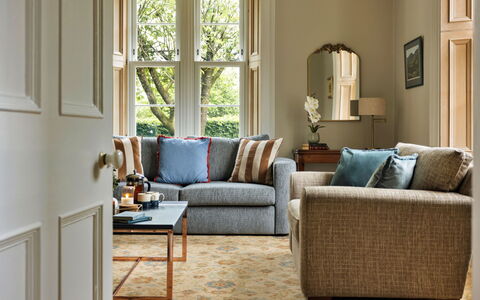 Spinney Corner: Sofá, Mueble, Diseño De Interiores, Piso, Sala, Suelo, Arrojar La Almohada, Habitación, Almohada