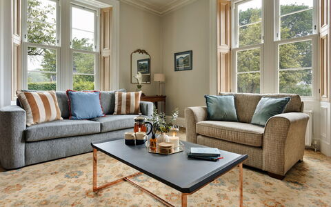 Spinney Corner: Mueble, Diseño De Interiores, Sofá, Piso, Suelo, Madera, Sala, Habitación, Casa