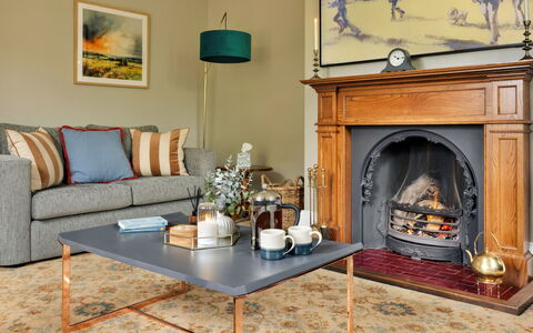 Spinney Corner: Mueble, Diseño De Interiores, Piso, Madera, Sala, Suelo, Casa, Hogar, Sofá, Encendiendo