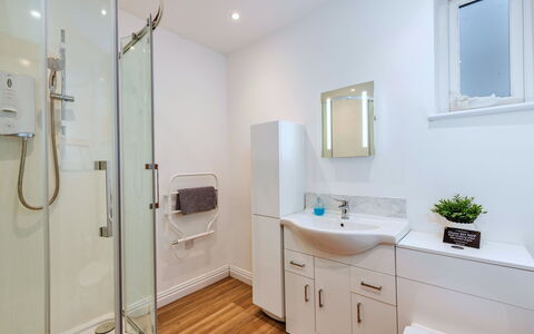 North View Annexe: Diseño De Interiores, Arreglo De Tubería, Piso, Baño, Suelo, Lavabo, Lavabo Del Baño, Grifo, Baño, Plomería