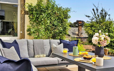 Willow'S View: Mueble, Maceta, Mueble Para Exteriores, Jardín, Planta De Casa, Sombra, Manchas De Madera, Silla, Mesa Al Aire Libre
