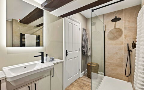 Willow'S View: Piso, Pared, Diseño De Interiores, Suelo, Arreglo De Tubería, Baño, Madera, Techo, Mueble De Baño, Plomería