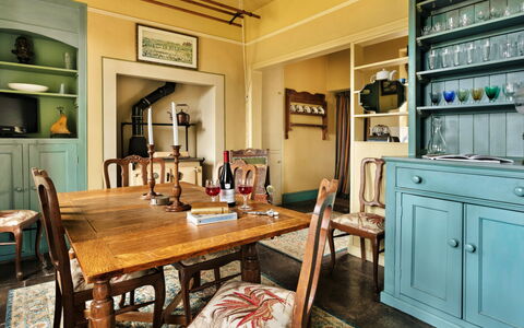 Bourne Edge: Mueble, Diseño De Interiores, Piso, Madera, Mesa, Suelo, Silla, Techo, Comedor, Cocina Y Comedor Mesa