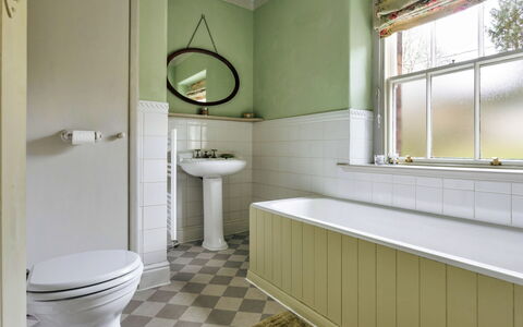 Bourne Edge: Pared, Piso, Arreglo De Tubería, Baño, Suelo, Diseño De Interiores, Plomería, Bañera, Baño, Grifo
