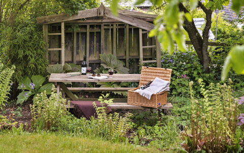 Bourne Edge: Jardín, Arbusto, Planta De La Comunidad, Mueble, Mueble Para Exteriores, Cobertura Del Suelo, Patio Interior, Mesa Al Aire Libre, Primavera