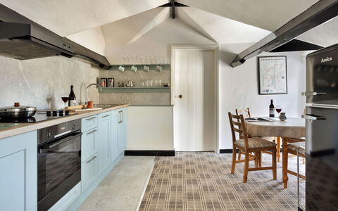 The Lake Gables: Cocina, Mueble, Diseño De Interiores, Mostrador, Piso, Pared, Aparato De Cocina, Techo, Madera, Electrodoméstico