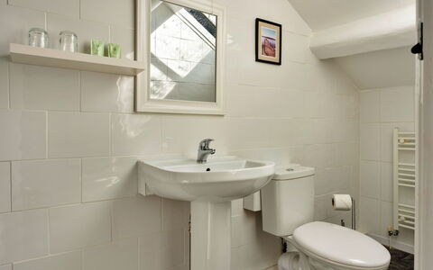 The Lake Gables: Arreglo De Tubería, Baño, Pared, Piso, Lavabo Del Baño, Lavabo, Suelo, Diseño De Interiores, Grifo, Plomería