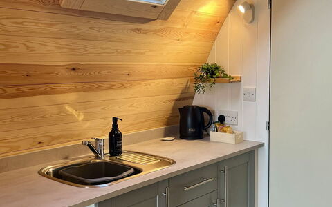 Whinfell Pod: Madera, Piso, Manchas De Madera, Mostrador, Arreglo De Tubería, Cocina, Aparato De Cocina, Madera Dura, Plomería, Electrodoméstico