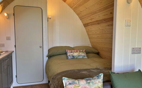 Whinfell Pod: Diseño De Interiores, Suelo, Habitación, Cama, Manchas De Madera, Almohada, Madera Dura, Marco De La Cama, Lecho, Arrojar La Almohada