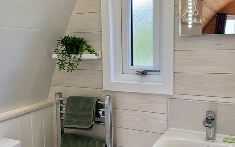 Whinfell Pod: Piso, Baño, Arreglo De Tubería, Madera Dura, Lámpara, Tablón, Baño, Planta De Casa, Suelos De Madera