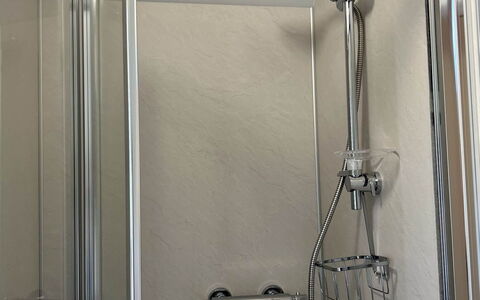Whinfell Pod: Arreglo De Tubería, Plomería, Metal, Ducha, Panel De Ducha, Barra De La Ducha, Alcachofa De La Ducha, Baño, Grifo