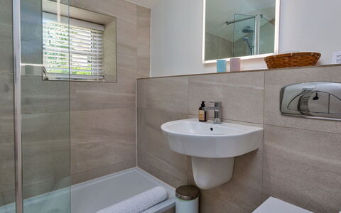 Mole End: Baño, Arreglo De Tubería, Piso, Diseño De Interiores, Pared, Suelo, Baño, Lavabo, Plomería, Lavabo Del Baño