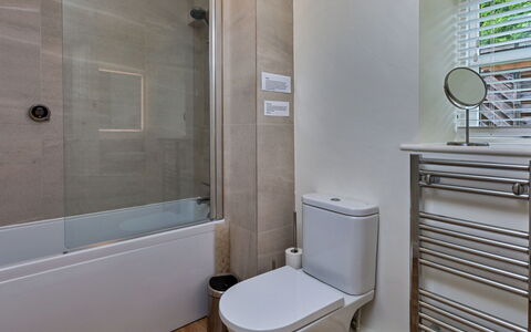 The Burrows: Baño, Asiento Del Baño, Arreglo De Tubería, Baño, Piso, Suelo, Bañera, Diseño De Interiores, Plomería, Grifo