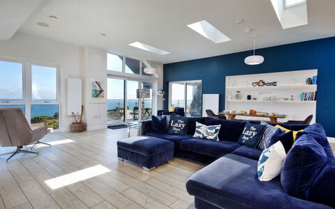 The Penthouse, Scarborough: Mueble, Sofá, Sala, Piso, Diseño De Interiores, Suelo, Techo, Habitación, Departamento