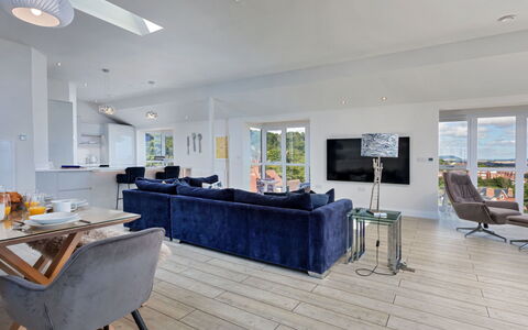The Penthouse, Scarborough: Mueble, Piso, Diseño De Interiores, Suelo, Sofá, Madera, Techo, Suelos De Madera, Sala, Casa