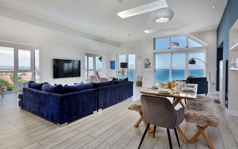 The Penthouse, Scarborough: Mueble, Diseño De Interiores, Piso, Sofá, Techo, Suelo, Mesa, Sala, Habitación