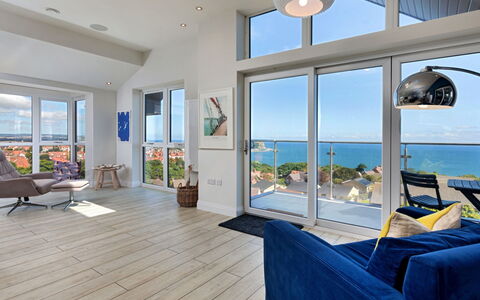 The Penthouse, Scarborough: Mueble, Piso, Suelo, Diseño De Interiores, Suelos De Madera, Techo, Mesa, Silla, Mar, Recurso