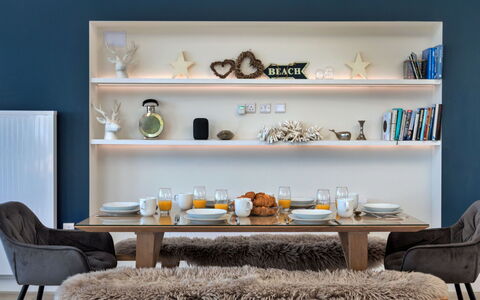 The Penthouse, Scarborough: Mueble, Diseño De Interiores, Madera, Mesa, Piso, Casa, Estantería, Encendiendo, Habitación, Sala