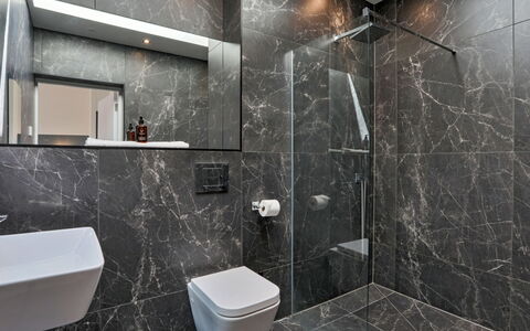 The Penthouse, Scarborough: Piso, Suelo, Arreglo De Tubería, Diseño De Interiores, Loseta, Plomería, Techo, Baño, Grifo