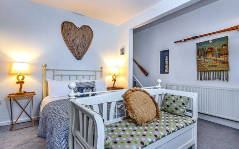 No.3 Sandside: Mueble, Cama, Diseño De Interiores, Habitación, Pared, Lecho, Habitación, Techo, Madera, Suelo