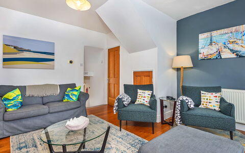 No.3 Sandside: Mueble, Azul, Diseño De Interiores, Piso, Suelo, Sofá, Madera, Sala, Habitación, Techo