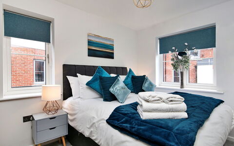 Captains Retreat, Whitby: Diseño De Interiores, Casa, Departamento, Habitación, Almohada, Lecho, Sábana, Lámpara, Cama, Arrojar La Almohada