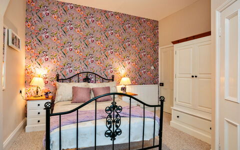 The Old Storehouse: Mueble, Diseño De Interiores, Pared, Habitación, Textil, Cama, Rosado, Encendiendo, Habitación, Piso