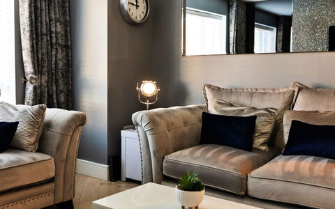 South Beach House: Mueble, Diseño De Interiores, Sala, Textil, Sofá, Casa, Piso, Arrojar La Almohada, Suelo, Encendiendo