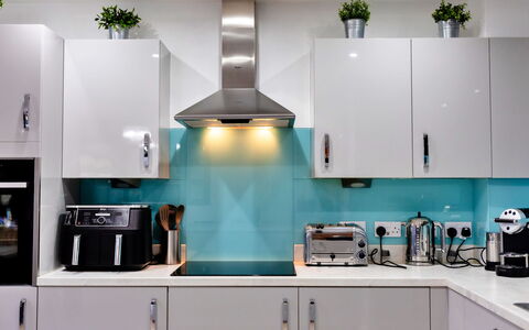 South Beach House: Aparato De Cocina, Cocina, Mostrador, Electrodoméstico, Diseño De Interiores, Gabinetes, Electrodoméstico, Mueble, Piso, Estufa De Cocina