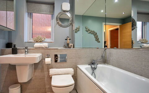 South Beach House: Baño, Diseño De Interiores, Arreglo De Tubería, Piso, Lavabo, Espejo, Suelo, Bañera, Grifo, Lavabo Del Baño
