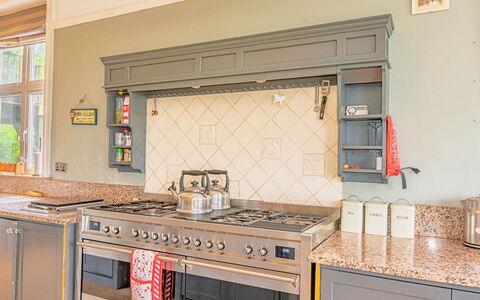 Evergreen Manor: Cocina, Madera, Electrodoméstico, Diseño De Interiores, Aparato De Cocina, Estufa De Cocina, Mostrador, Gabinetes, Piso, Estufa De Gas