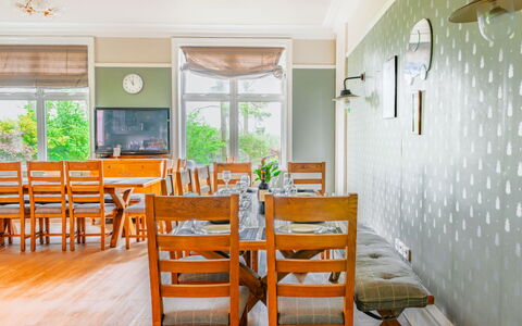 Evergreen Manor: Mueble, Diseño De Interiores, Piso, Suelo, Madera, Techo, Mesa, Silla, Comedor, Encendiendo