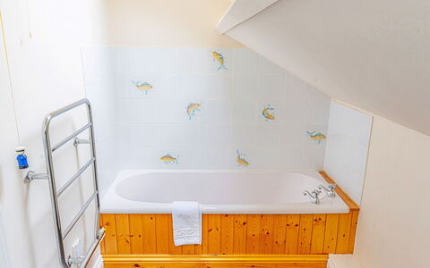 Evergreen Manor: Arreglo De Tubería, Bañera, Piso, Baño, Diseño De Interiores, Suelo, Plomería, Grifo, Loseta