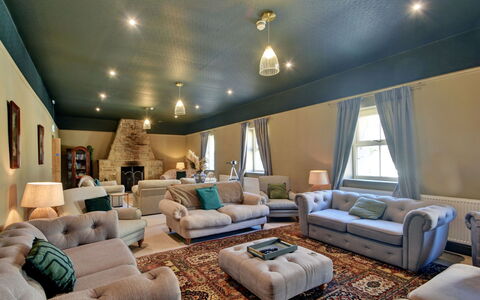 Blackton Farmhouse: Mueble, Diseño De Interiores, Sofá, Piso, Suelo, Techo, Habitación, Encendiendo, Sala, Lámpara