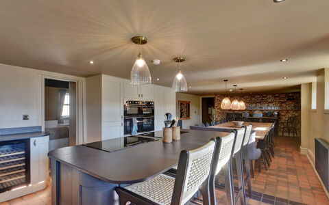 Blackton Farmhouse: Mueble, Diseño De Interiores, Cocina, Piso, Mostrador, Lámpara, Madera, Techo, Gabinetes, Suelo