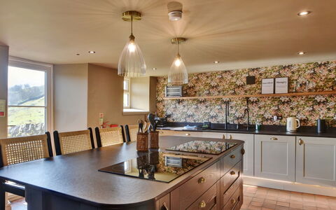 Blackton Farmhouse: Diseño De Interiores, Cocina, Mostrador, Lámpara, Gabinetes, Mueble, Piso, Techo, Madera, Encendiendo