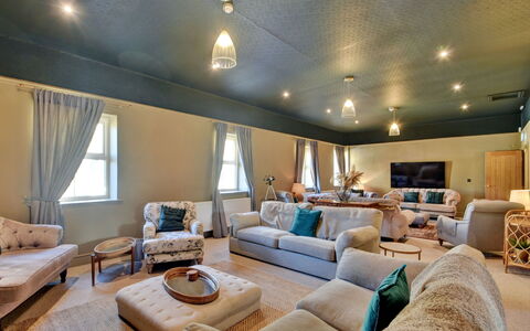 Blackton Farmhouse: Mueble, Diseño De Interiores, Piso, Suelo, Sofá, Techo, Habitación, Encendiendo, Sala, Lámpara