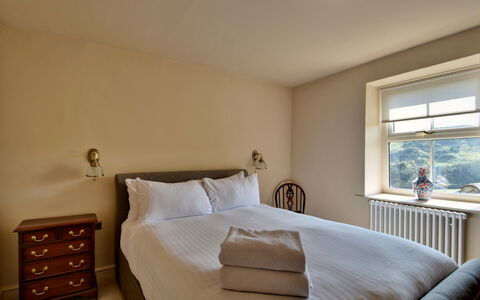 Blackton Farmhouse: Cama, Pared, Habitación, Diseño De Interiores, Madera, Piso, Mueble, Suelo, Sábana, Lecho