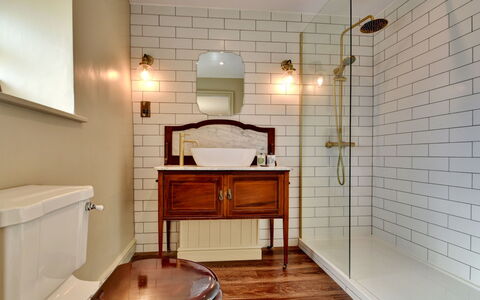Blackton Farmhouse: Baño, Diseño De Interiores, Arreglo De Tubería, Pared, Piso, Suelo, Lámpara, Grifo, Baño, Encendiendo