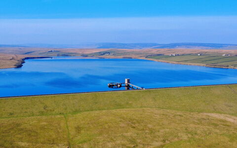 Blackton Farmhouse: Azul, Agua, Horizonte, Ecorregión, Llanura, Reservorio, Campo, Estepa, Lago