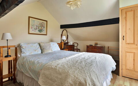 Vine Barn: Cama, Mueble, Diseño De Interiores, Lecho, Habitación, Sábana, Pared, Madera, Habitación, Techo