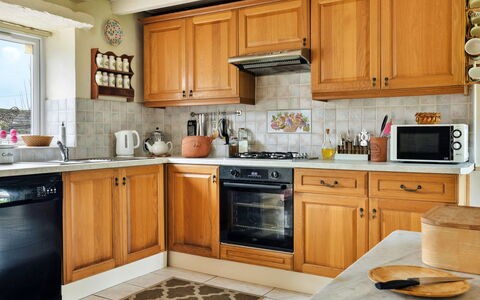 Vine Barn: Aparato De Cocina, Cocina, Mostrador, Gabinetes, Electrodoméstico, Mueble, Diseño De Interiores, Madera, Electrodoméstico, Alacena