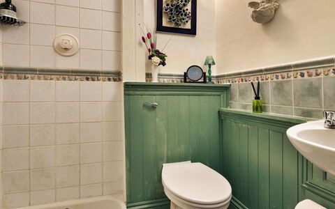 Vine Barn: Baño, Arreglo De Tubería, Asiento Del Baño, Diseño De Interiores, Piso, Grifo, Lavabo Del Baño, Baño, Plomería, Suelo