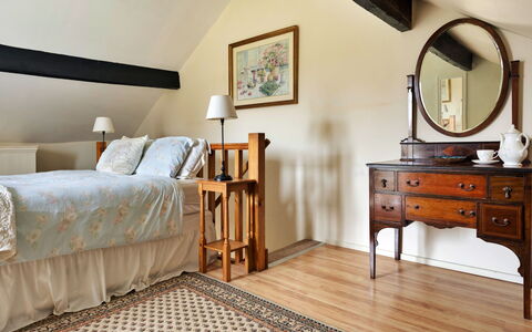 Vine Barn: Mueble, Diseño De Interiores, Cama, Habitación, Piso, Madera, Suelo, Cajón, Techo, Habitación