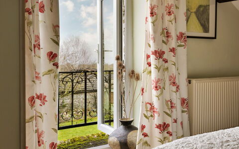 Vine Barn: Diseño De Interiores, Cortina, Rosado, Tratamiento De La Ventana, Habitación, Cubiertas De Ventanas, Planta De Casa, Moldura, Diseño Floral, Sala