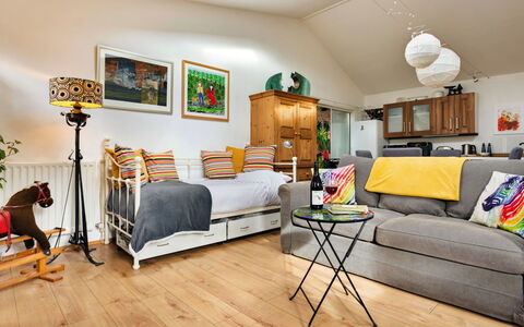Vine Barn Studio: Mueble, Diseño De Interiores, Piso, Suelos De Madera, Suelo, Sofá, Pared, Madera, Habitación, Sala