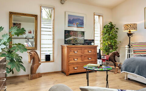 Vine Barn Studio: Mueble, Diseño De Interiores, Pared, Piso, Madera, Habitación, Suelo, Marco, Encendiendo, Sala